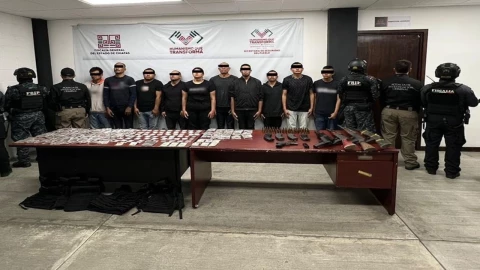 Autoridades capturaron a 12 presuntos miembros del CJNG en Chiapas; les aseguraron armas, equipo táctico y 150 dosis de droga durante un operativo.