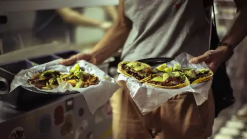 Tiktoker analiza tacos callejeros en microscopio