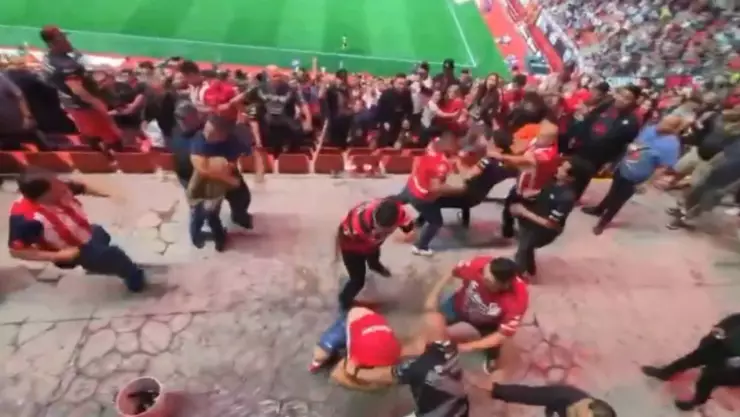 Aficionado de Chivas recibe disparo tras el partido