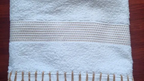 Toalla de manos con orillas de crochet