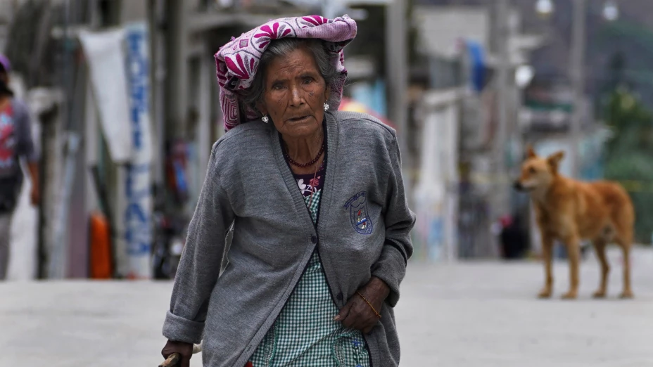 Habitante de Santiago Xalitzintla,Edomex, camina entre cenizas del volcán Popocatépetl.