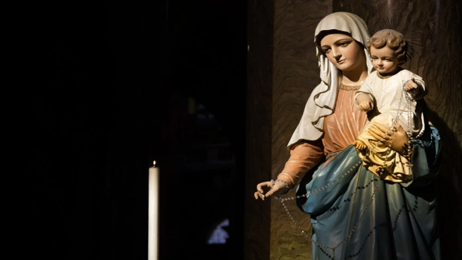 sacerdote virgen María