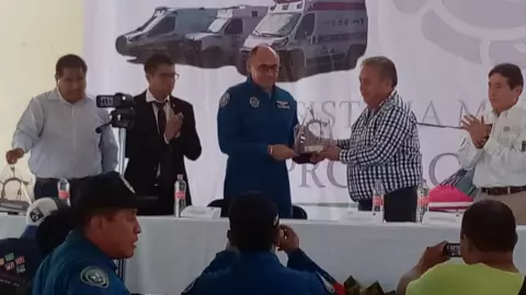 director general de servivios aereos recibe reconocimiento