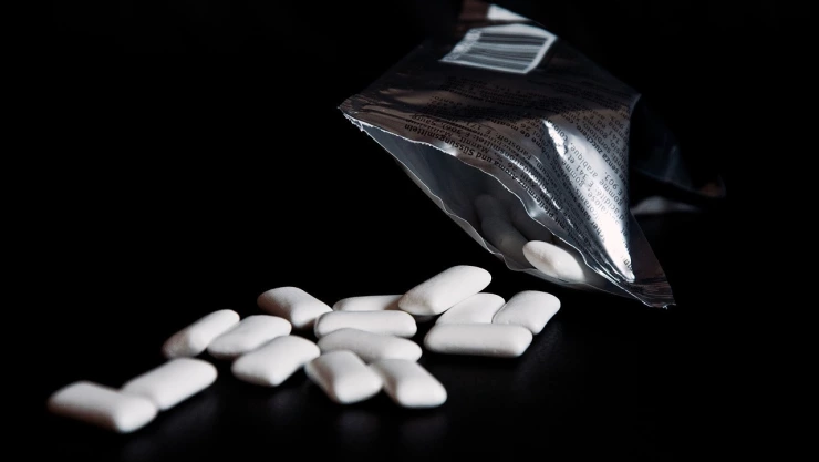 Goma de mascar podría reducir contagios de COVID-19