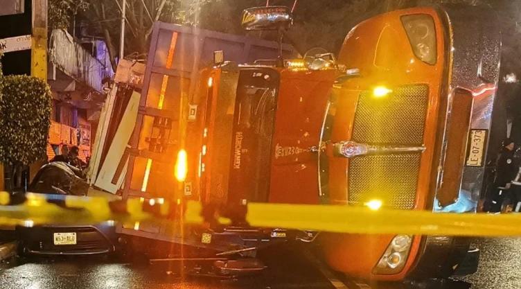 CAMIÓN-APLASTA-AUTO-EN-VALLEJO.jpeg