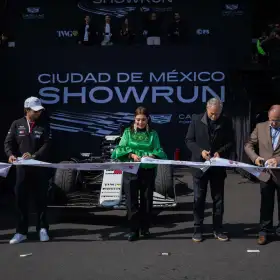 Clara Brugada en el Show Run de Checo Pérez.