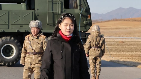 Kim Ju Ae en una prueba de un sistema de lanzamiento de cohetes múltiples de gran calibre, en un lugar desconocido, Corea del Norte, el 27 de enero de 2026, en esta imagen publicada por la Agencia Central de Noticias de Corea del Norte, el 28 de enero de 2026.