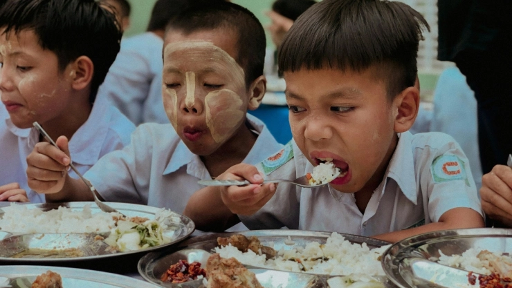 Intoxicación masiva en Indonesia: 360 estudiantes enfermaron tras almuerzo escolar.