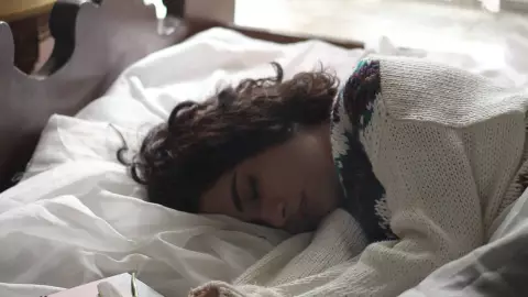 ¿Qué significa soñar con una persona con quien no hablas?