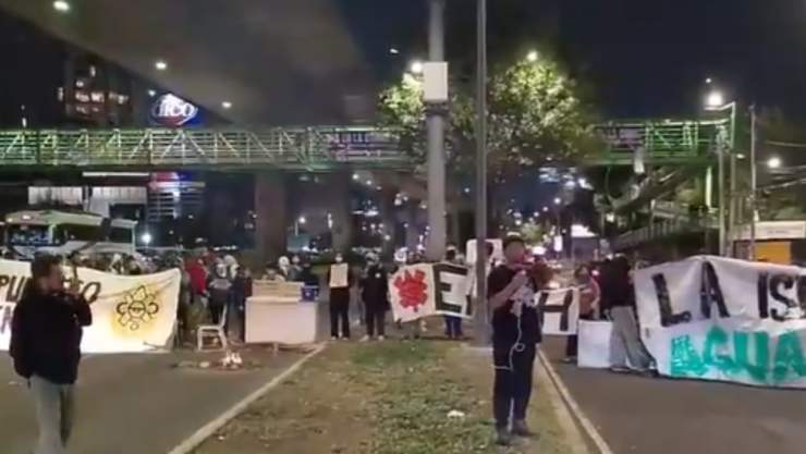 Estudiantes de la ENAH bloquean Periférico Sur en Tlalpan con mantas y una fogata durante protesta por seguridad, presupuesto