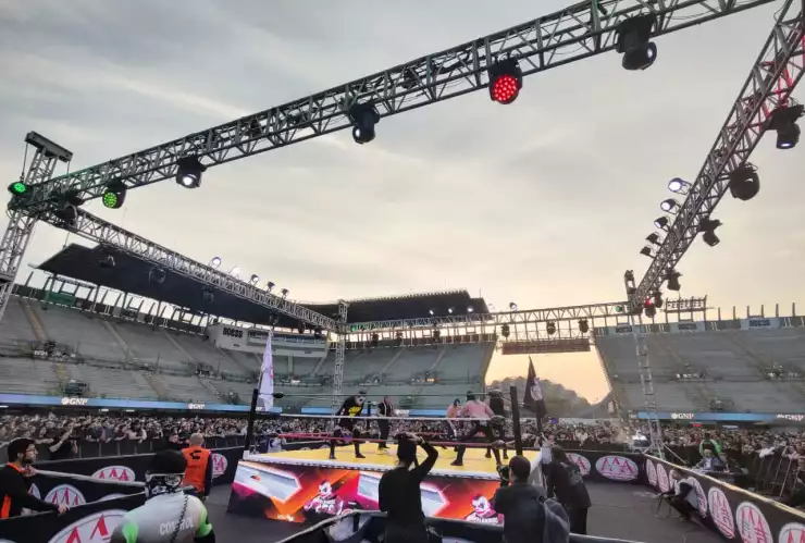 lucha libre aaa the world is a vampire