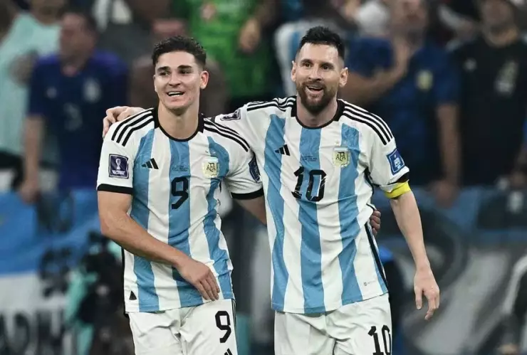 Julián-Álvarez-y-Lionel-Messi-con-Argentina.jpg