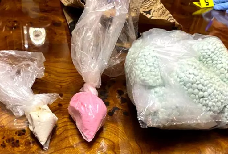 Más de 8 mil pastillas azules de fentanilo y otras drogas en casa de Culiacán