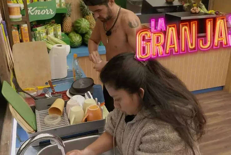 Sábado de limpieza en La Granja VIP al ritmo de la música antes de la FINAL.