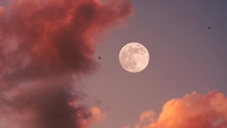 La Luna Llena de diciembre 2025 cae en Géminis: ¿Qué energía trae y a qué signos zodiacales afectará más?