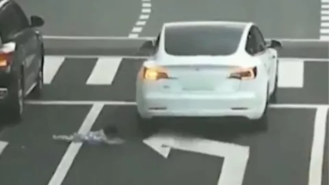 Niña cae desde auto en China