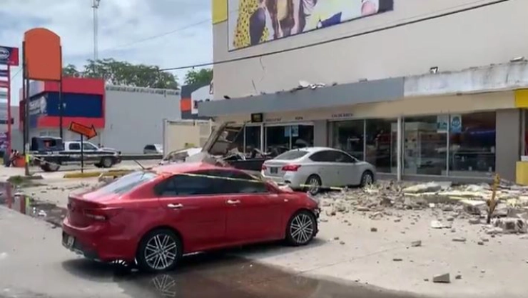 muere una persona en manzanillo colima tras la caída de una barda en centro comercial.jpg