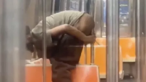 ¡Video ASQUEROSO! Hombre se baja los pantalones y embarra las pompas en los tubos del metro