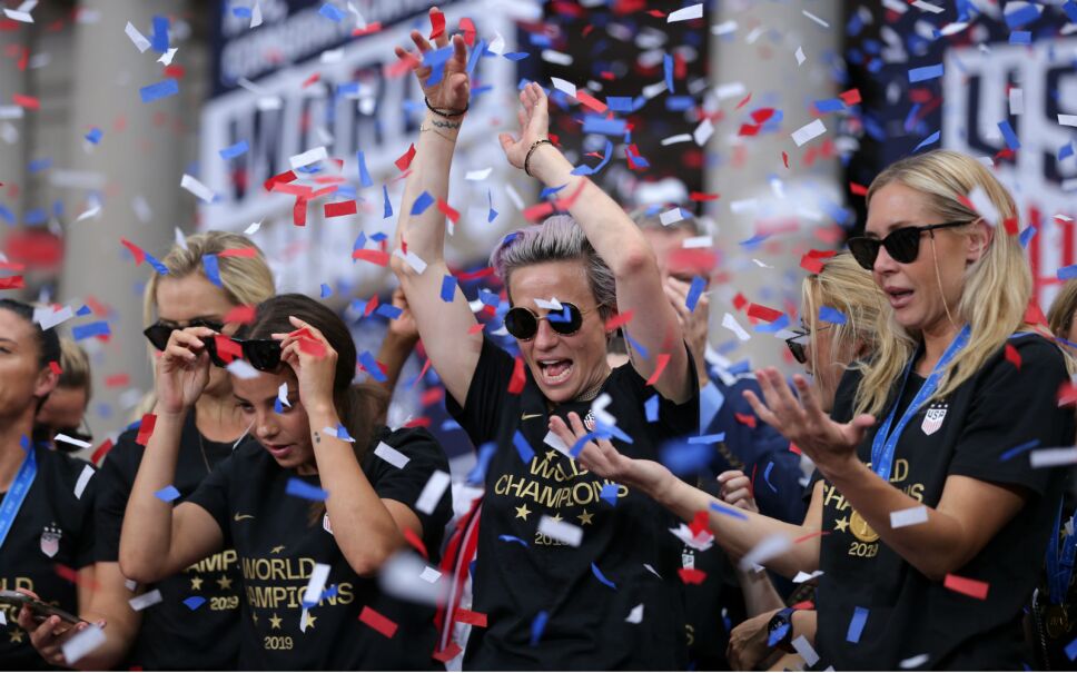 Megan Rapinoe, de la selección femenil de Estados Unidos, celebra con sus compañeras de equipo durante el desfile de celebración por haber ganado el Mundial femenil en Nueva York, EEUU, el 10 de julio del 2019. Imagen: Reuters