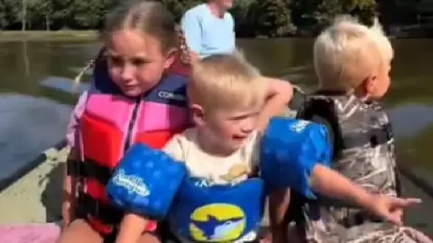 ¿El ATAQUE de pescado existe_ Niños sufren traumático momento en un bote