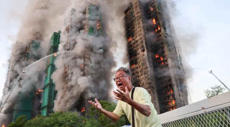 Wong, de 71 años, reacciona tras afirmar que su esposa está atrapada en el Tribunal Wang Fuk durante un gran incendio en Tai Po, Hong Kong , China, el 26 de noviembre de 2025