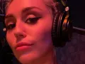 Miley con audifonos.jpg