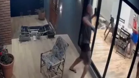 Vecino irrumpe con machete: cámaras captan intento de homicidio contra profesor universitario frente a su esposa e hijo