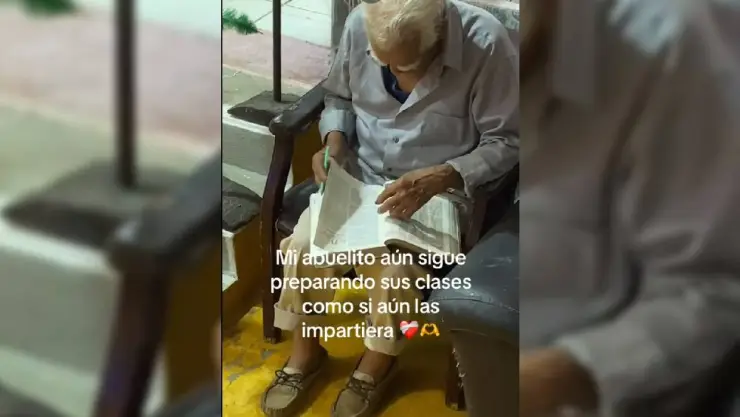 VIDEO Maestro jubilado aún sigue preparando sus clases