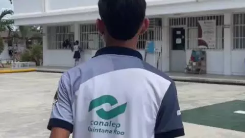 ¡Sensible! Estudiante sufre de bullying en Conalep 4 y se avienta del segundo piso del plantel