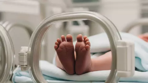 Bebé de un mes sufre fractura craneal por presunto maltrato de su madre