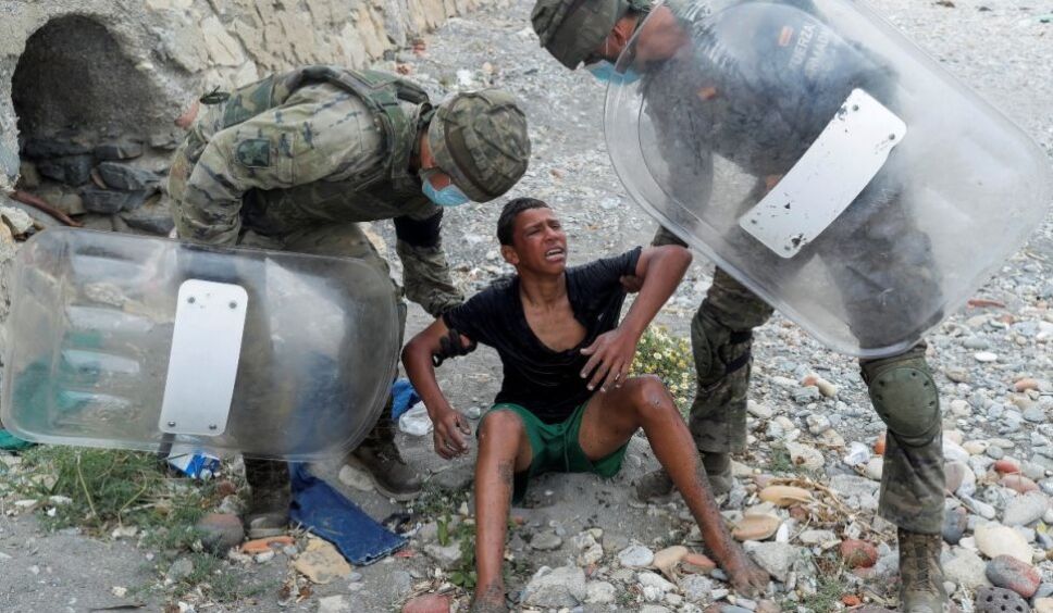 Niño migrante usa botellas como flotador en mar de España.jpg