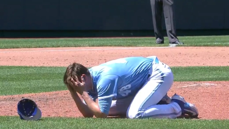 Beisbolista recibe fuerte pelotazo en la cara