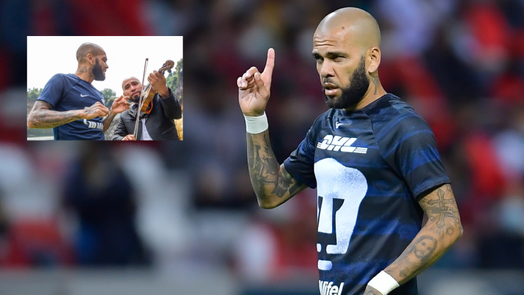 Dani Alves jugando un partido con los Pumas en la Liga MX