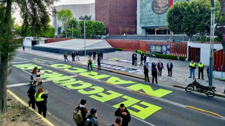 Pintan asfalto frente a la Cámara de Diputados ante la Reforma Electoral.