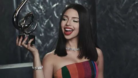 Acusan a Ángela Aguilar de copiarle el estilo a Cazzu