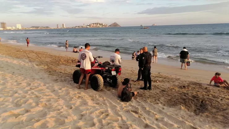 Operativo en playa de Mazatlán