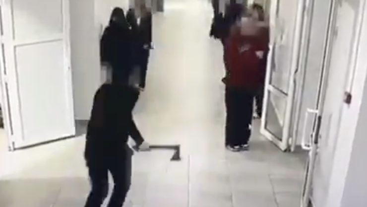 Un estudiante es captado en video atacando a sus compañeros con un hacha en Kazajistán