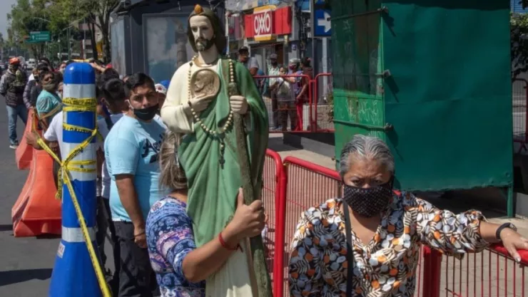 Devotos de San Judas Tadeo llegan a San Hipólito en CDMX