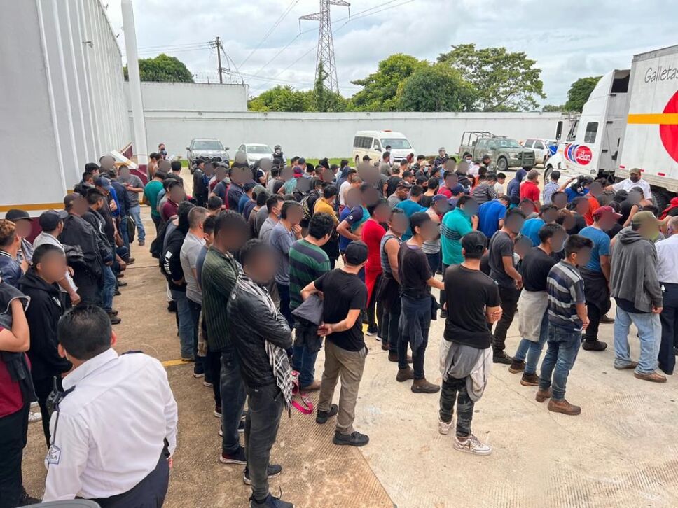 Rescatan a 334 migrantes hacinados en la caja de un tráiler en Veracruz