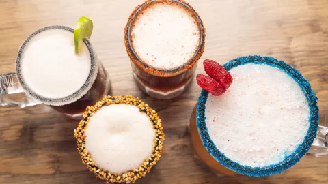 Micheladas preparadas en la Feria del Mezcal y Cerveza en CDMX