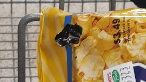 Mujer descubre una serpiente en la bolsa palomitas del supermercado.
