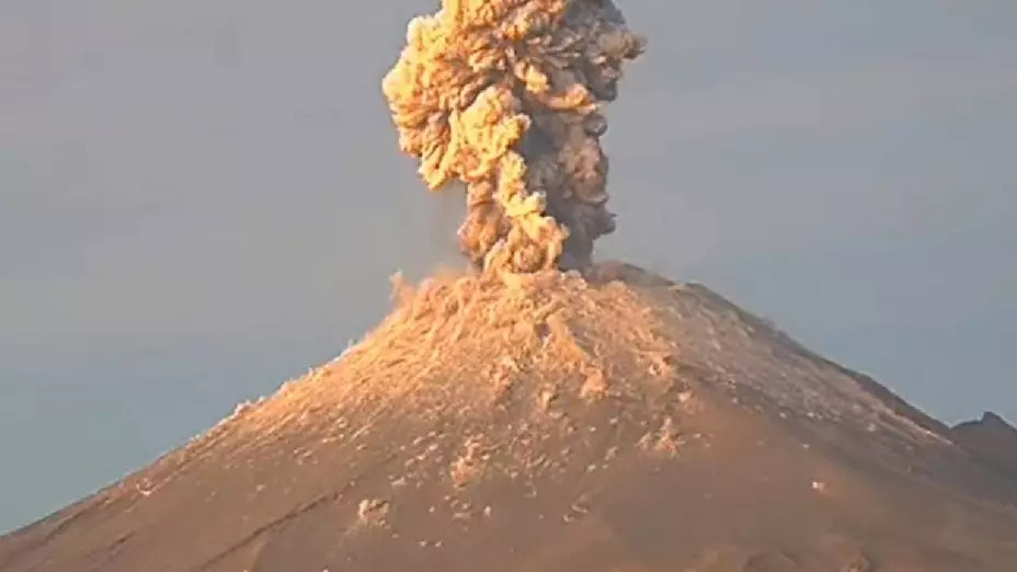 VIDEO_ Captan erupción del volcán Popocatépetl este lunes