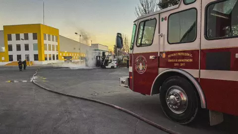 Incendio en empresa de Calamanda, El Marqués Querétaro; un muerto y un lesionado