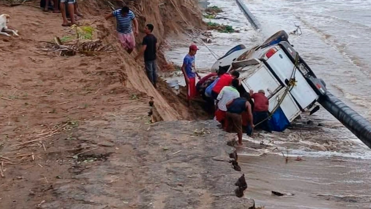 Erosión costera destruye carretera entre Sánchez Magallanes y El Alacrán