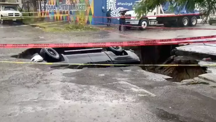 Enorme socavón se come una camioneta durante las lluvias intensas en Veracruz