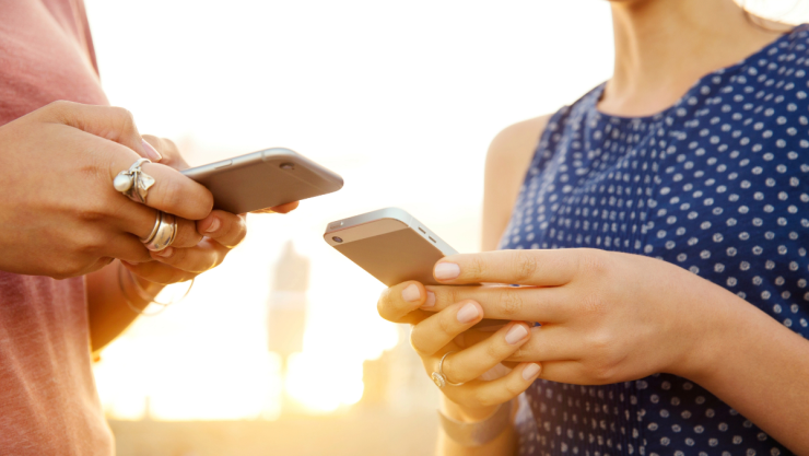 Matrimonios que se conocieron en apps de citas son menos felices