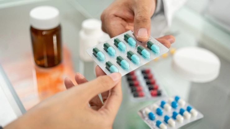 Dos manos agarran un blister de pastillas