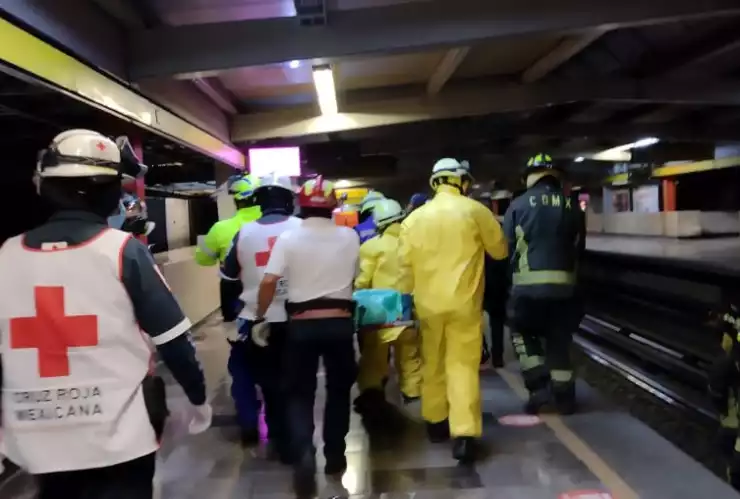 Durante la tarde-noche de este lunes, el Metro dio a conocer que una persona murió tras caer en las vías de la estación Consulado de la Línea 5.