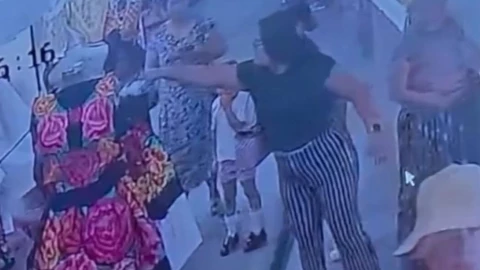 Mujeres rocían cloro sobre vestidos folclóricos valuados en 35 mil pesos.