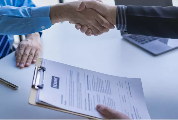 Imagen de un hombre de negocios estrechando la mano con los gerentes que buscan trabajo.